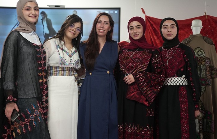جامعة دار الكلمة تنظم معرض تفاعلي يحاكي الحياة الفلسطينية عبر ثلاثة أجيال